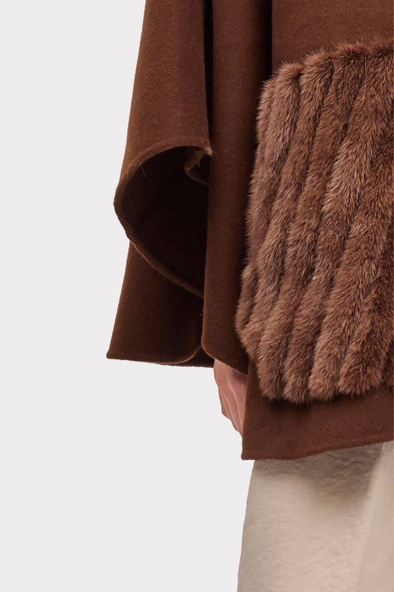 FLOWING CAPE-STYLE SLEEVES