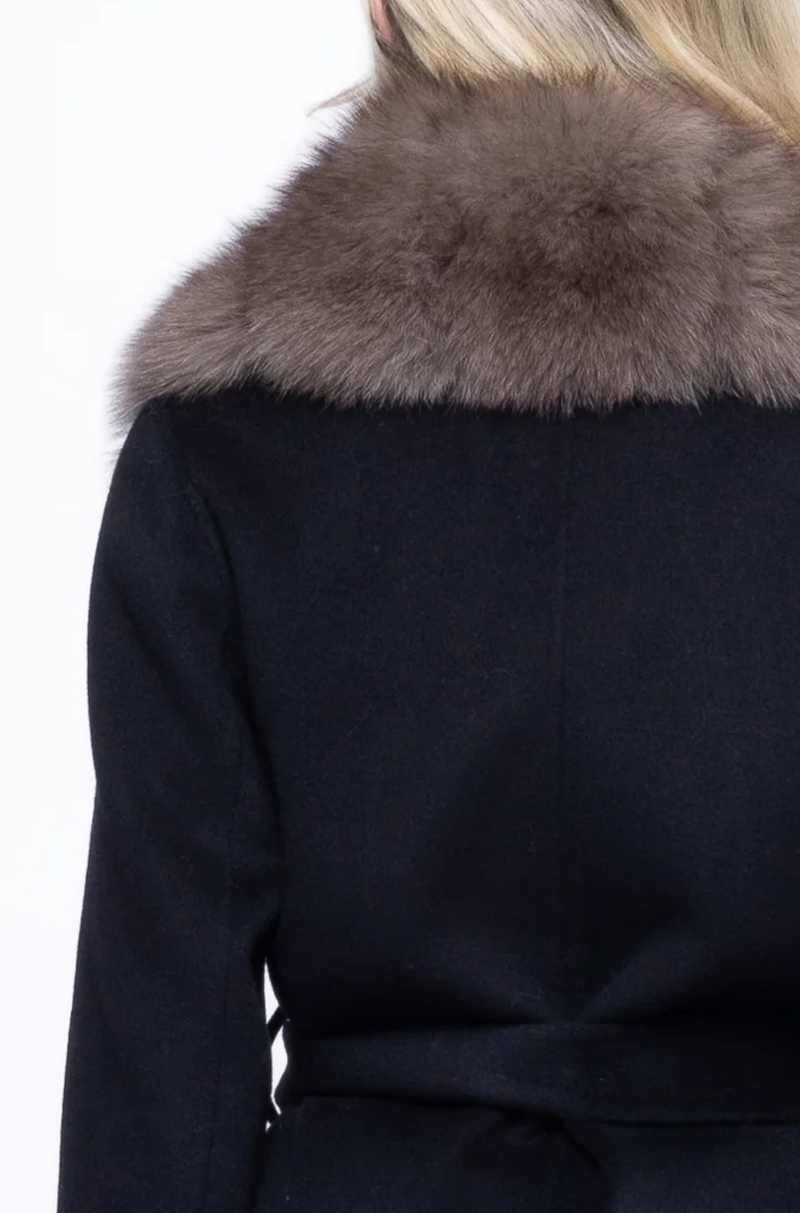FUR COLLAR DETAILING ON THE BACK