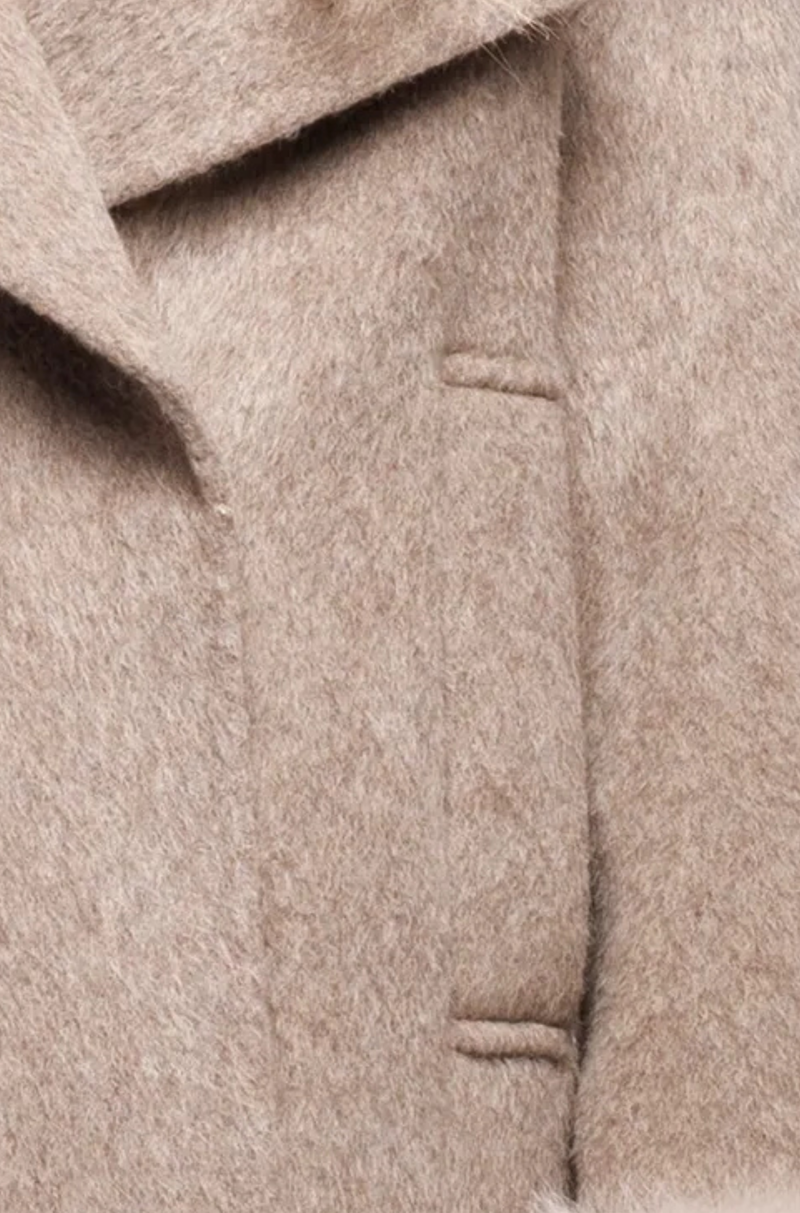 SINGLE-BREASTED WELT POCKET DETAIL