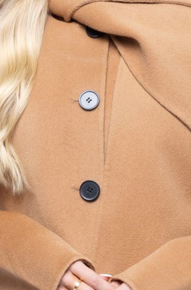 CONTRAST BUTTON CLOSURE