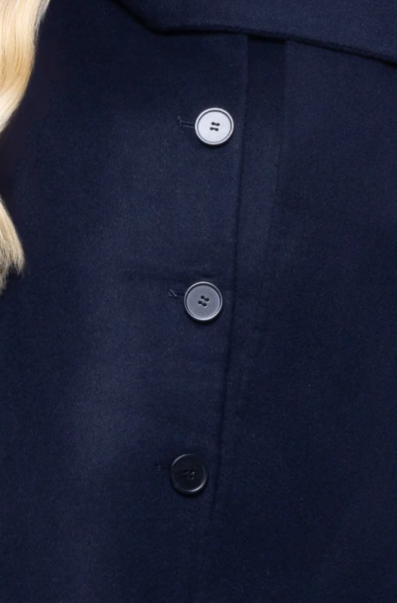CONTRAST BUTTON CLOSURE