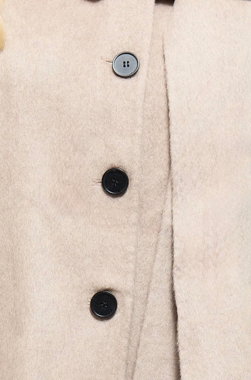 CONTRAST BUTTON CLOSURE