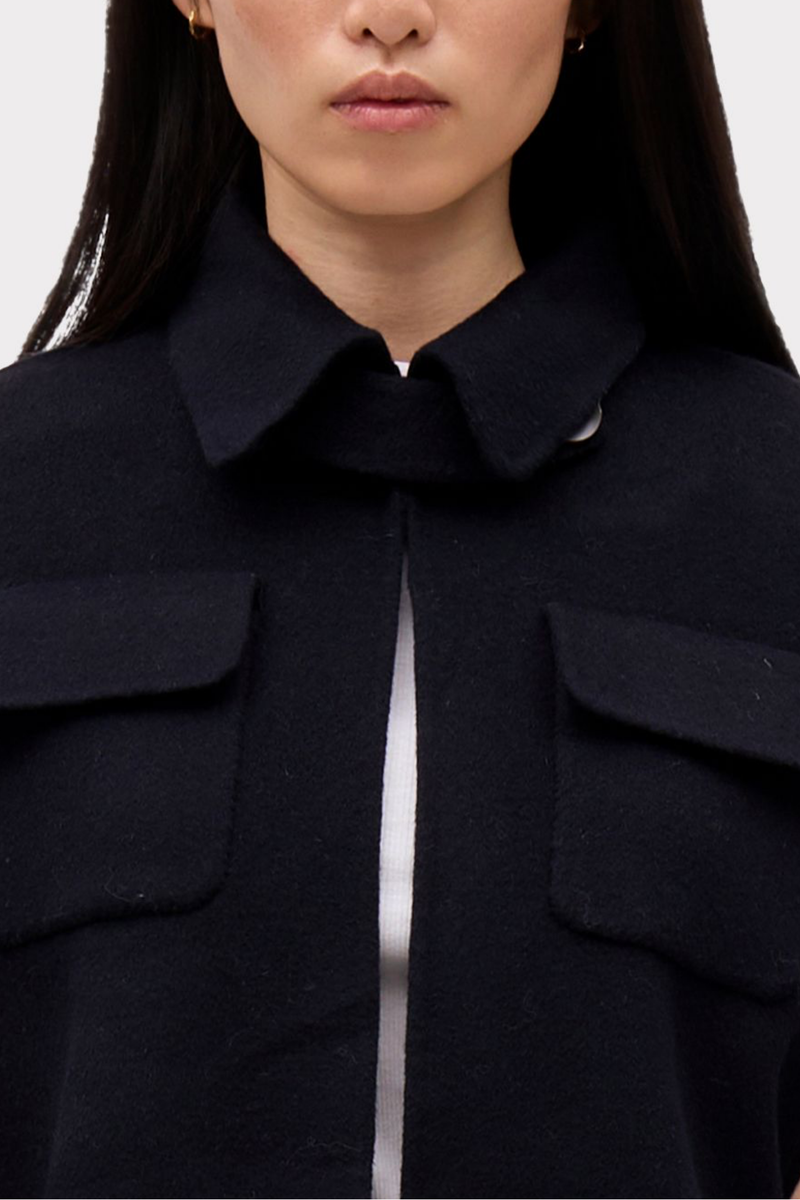 SPREAD COLLAR WITH NECK TAB