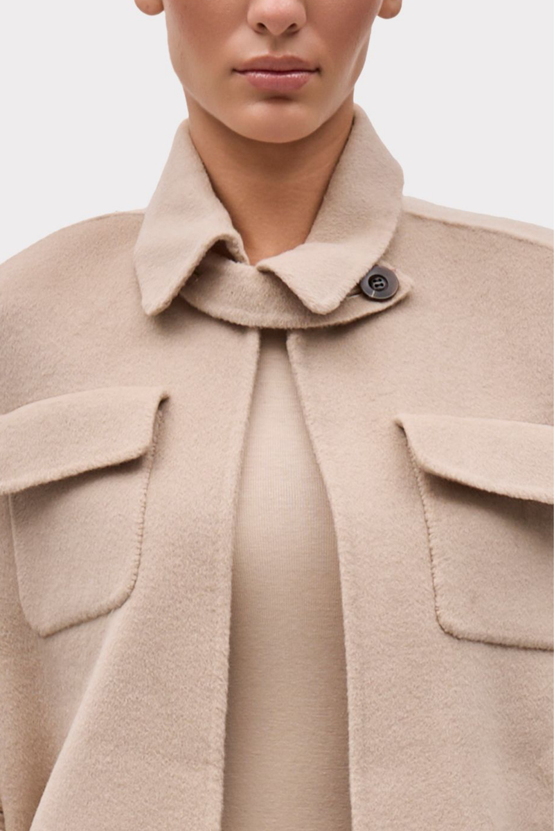 SPREAD COLLAR WITH NECK TAB
